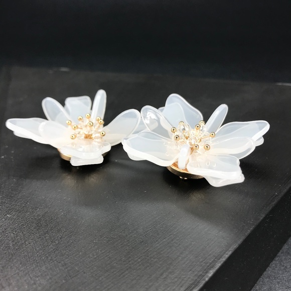 White Resin Flower Stud Earrings - Picture 8 of 8